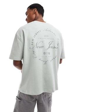 ASOS DESIGN oversized t-shirt med framficka och stadstryck på ryggen i grått