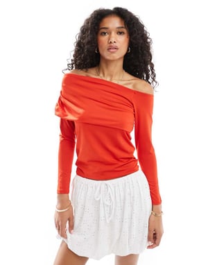 Pieces foldover bardot-top i poppy-röd