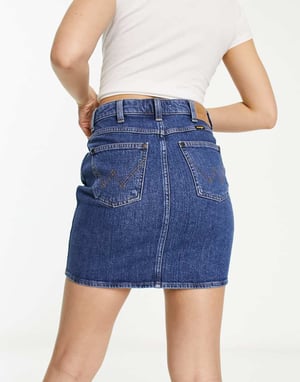 Wrangler hög midja momkjol i mellanblå denim