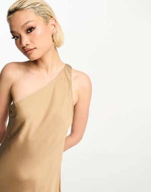 Selected Femme enaxlad satinmidiklänning i koppar