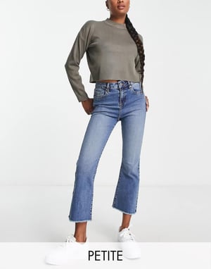 Miss Selfridge Petite kort skuren kickflare jeans i medtvätt
