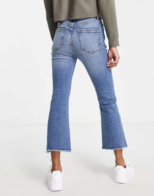 Miss Selfridge Petite kort skuren kickflare jeans i medtvätt