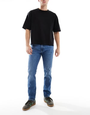 Wrangler Larston slim tapered jeans i ljus tvätt