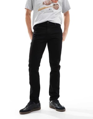 Wrangler Larston slim tapered jeans i tvättad svart