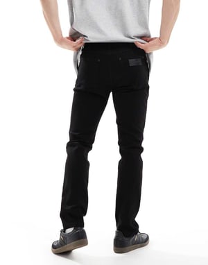 Wrangler Larston slim tapered jeans i tvättad svart
