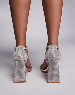 Simmi London Bred Passform Priya Dekorerad Sandal i Silver