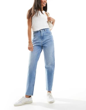 Tommy Jeans ultra high mom jeans i ljus tvätt