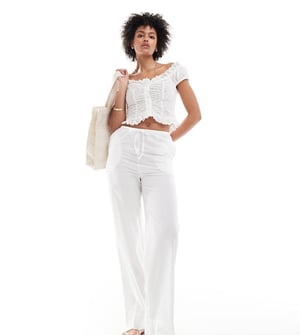 Vero Moda Tall bälte midja vida byxor i vitt