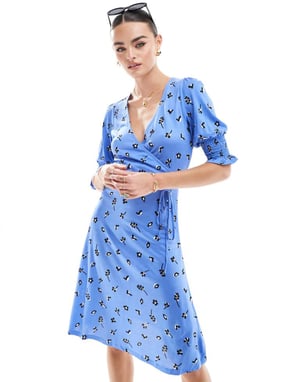 Fransk förbindelse blommönstrad jersey omslagsklänning i blått