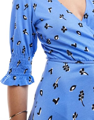 Fransk förbindelse blommönstrad jersey omslagsklänning i blått