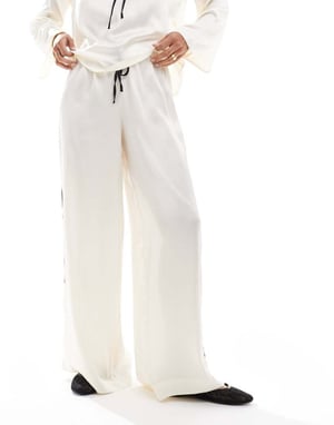 JDY kontrastdetalj satin midi byxa co-ord i krämfärg