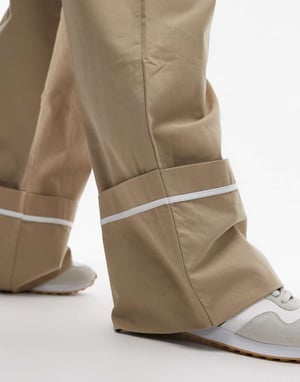 Topshop byxor med uppvikta detaljer i sand