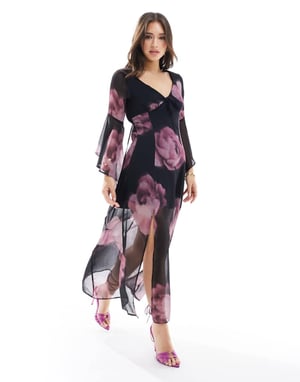 Miss Selfridge chiffongklänning med utsvängda ärmar i suddig blomsterdesign