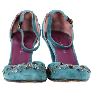 Marc Jacobs pumps med nitar och ankelrem i turkos mocka