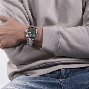 Guess Connoisseur GW0265G10 Heren RVS Horloge — 42 mm Groene Wijzerplaat, Dag- en Datumaanduiding, 50m