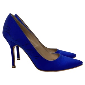 Vetements x Manolo Blahnik Ondertekende Puntige Hakken in Blauwe Satijn