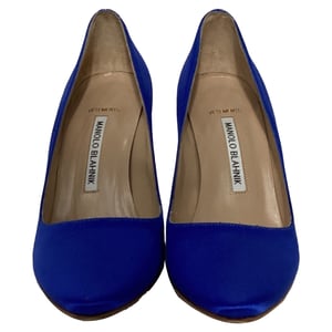 Vetements x Manolo Blahnik Ondertekende Puntige Hakken in Blauwe Satijn