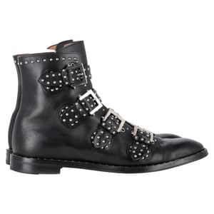 Givenchy enkellaarsjes met studs en gespdetails in zwart leer