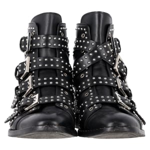 Givenchy enkellaarsjes met studs en gespdetails in zwart leer