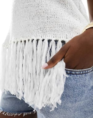 In The Style stickad ärmlös topp med fransar i vitt