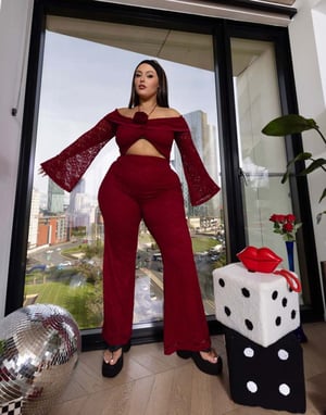 Labelrail x Holly Marston korsett detalj off shoulder spets cropped topp co-ord i oxblod