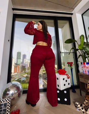 Labelrail x Holly Marston korsett detalj off shoulder spets cropped topp co-ord i oxblod