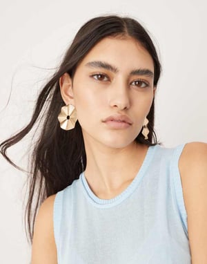 ASOS EDITION virkade genomskinliga ärmlösa maxiklänning i blå ombre