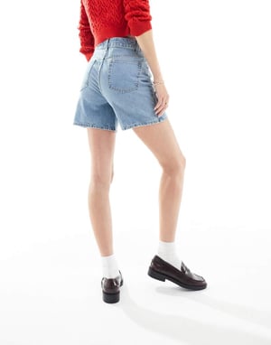 ASOS DESIGN Lång denim pappashorts i ljustvättad blå