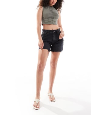 ASOS DESIGN Timeless jeansshorts för män i tvättad svart