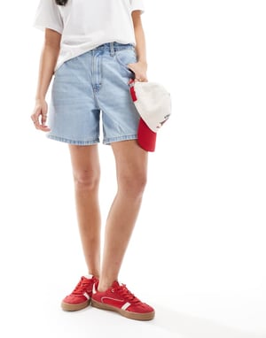 Abercrombie & Fitch Curve Love löst sittande denimshorts i ljusblå tvätt