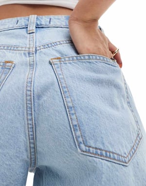 Abercrombie & Fitch Curve Love löst sittande denimshorts i ljusblå tvätt