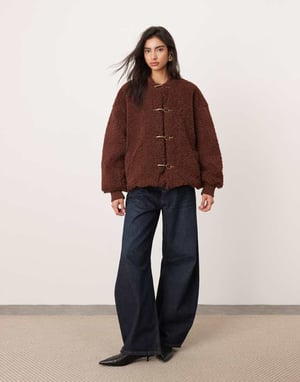 ASOS EDITION borg chunky spänne detaljer oversized bomberjacka i choklad