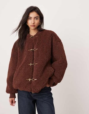 ASOS EDITION borg chunky spänne detaljer oversized bomberjacka i choklad