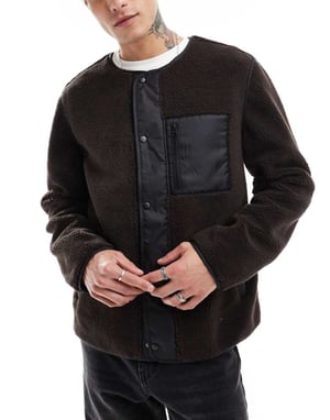 ASOS DESIGN zip-genom fleecejacka med ficka i brunt