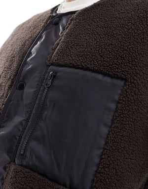 ASOS DESIGN zip-genom fleecejacka med ficka i brunt