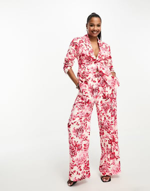Forever New Petite satinblazer i röd blommig print