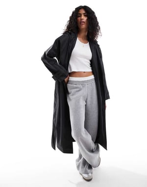 ASOS DESIGN gummibelagd regnjacka med huva och bälte i svart