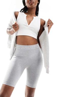 ASOS DESIGN Weekend Collective sömlösa shortsleggings med logotyp i grått