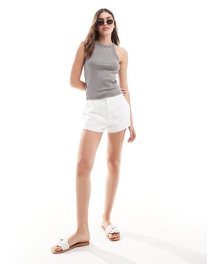 ASOS DESIGN A-linjead denimshorts i vitt