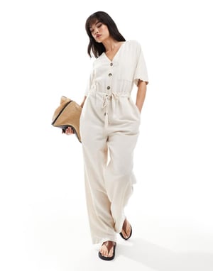 Vero Moda Aware kortärmad jumpsuit med knytmidja i krämfärg