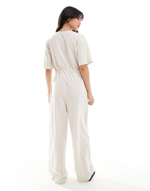 Vero Moda Aware kortärmad jumpsuit med knytmidja i krämfärg