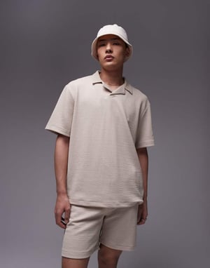 Topman avslappnad passform revere polo med krinklad plissétextur i sten - GRÄDDVit