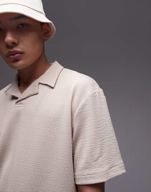 Topman avslappnad passform revere polo med krinklad plissétextur i sten - GRÄDDVit