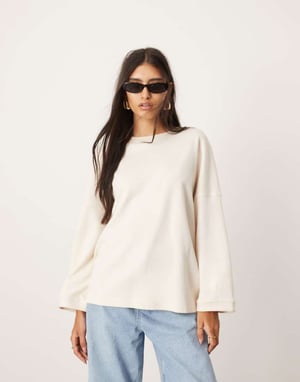 ASOS EDITION strukturerad tyngre jersey topp med sömdetaljer i elfenben