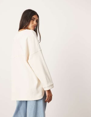 ASOS EDITION strukturerad tyngre jersey topp med sömdetaljer i elfenben