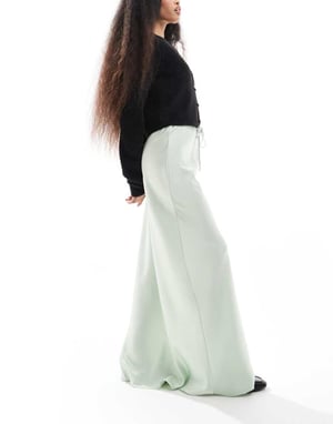 ASOS DESIGN Petite maxikjol i satin med dragsko i mintgrön