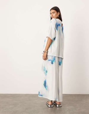ASOS EDITION premium tungvikts texturerad jersey kolumn maxikjol i suddig tryck