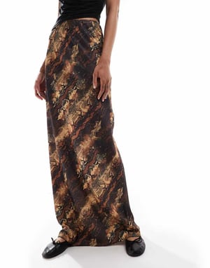 ASOS DESIGN Tallsatin maxi kjol med snakerprint