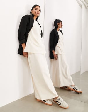 ASOS EDITION premium tungvikt texturerad jersey-kolumn maxi kjol i cream