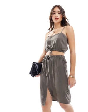 ASOS DESIGN satinband i midjan premium kjol i 90-talets längd koord i mörkgrön
